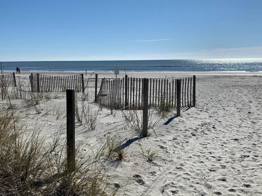 Shore To Please! Elegant Couples Retreat With Bikes Île de Hilton-Head